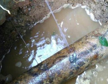 江汉楼顶渗水维修公司分享下地暖漏水的原因及检测方法。